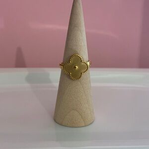 Elegant clover Ring